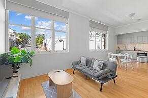 Modern 1-bed Apartment in Spring Hill With Parking