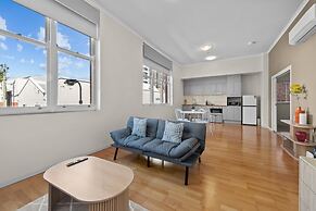 Modern 1-bed Apartment in Spring Hill With Parking