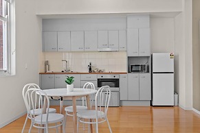 Modern 1-bed Apartment in Spring Hill With Parking