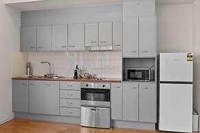 Modern 1-bed Apartment in Spring Hill With Parking