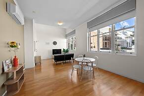 Modern 1-bed Apartment in Spring Hill With Parking