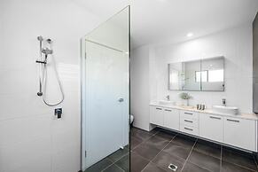 Bright 3-bed Home With Private Courtyard