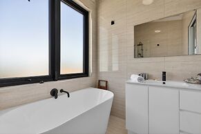 Coastal 2-bed Home With Pool & Spa