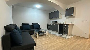 Cozy 1BR Plus LR Near Amusement Park