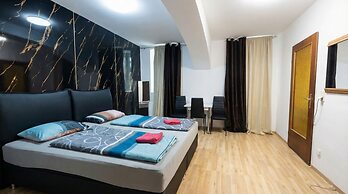 Cozy 1BR Plus LR Near Amusement Park