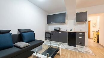 Cozy 1BR Plus LR Near Amusement Park