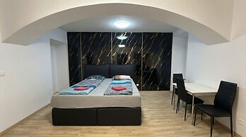 Cozy 1BR Plus LR Near Amusement Park