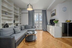 Lumina airy apartment with balcony