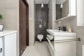 Lumina airy apartment with balcony