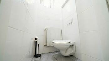 15 Min to Vienna Center - Affordable & Simple 5BR Apt with WIFI