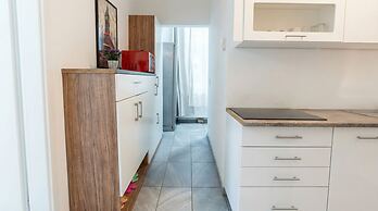 15 Min to Vienna Center - Affordable & Simple 5BR Apt with WIFI
