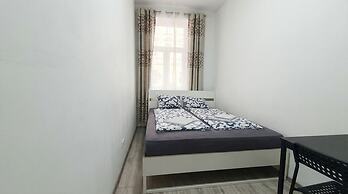 15 Min to Vienna Center - Affordable & Simple 5BR Apt with WIFI