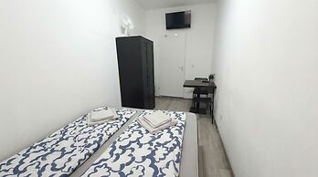 15 Min to Vienna Center - Affordable & Simple 5BR Apt with WIFI