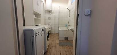 Affordable Private Rooms Close to City Center with Smart TV