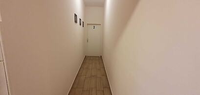 Affordable Private Rooms Close to City Center with Smart TV