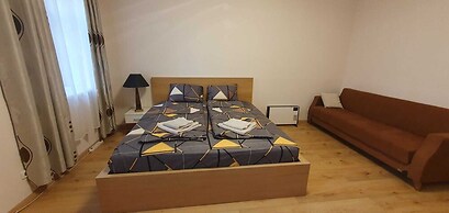 Affordable Private Rooms Close to City Center with Smart TV