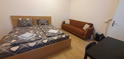 Affordable Private Rooms Close to City Center with Smart TV