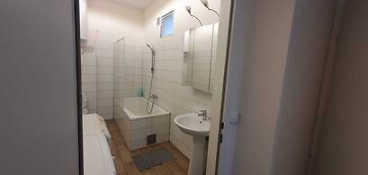 Affordable Private Rooms Close to City Center with Smart TV