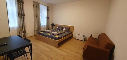 Affordable Private Rooms Close to City Center with Smart TV