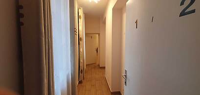 Affordable Private Rooms Close to City Center with Smart TV
