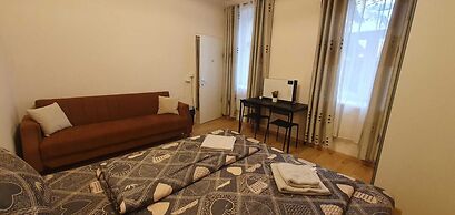 Affordable Private Rooms Close to City Center with Smart TV