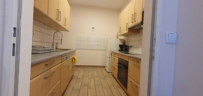 Affordable Private Rooms Close to City Center with Smart TV