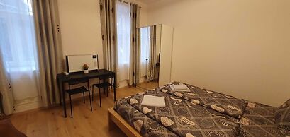 Affordable Private Rooms Close to City Center with Smart TV