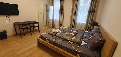 Affordable Private Rooms Close to City Center with Smart TV