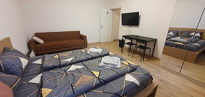Affordable Private Rooms Close to City Center with Smart TV