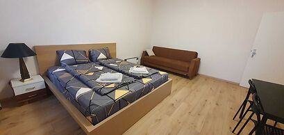 Affordable Private Rooms Close to City Center with Smart TV