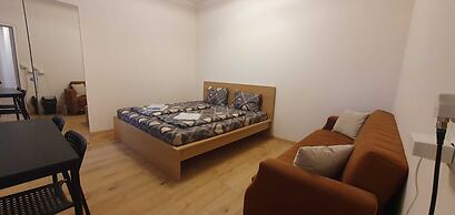 Affordable Private Rooms Close to City Center with Smart TV