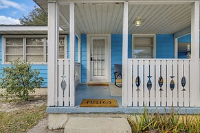 Walk to Shops & Dining: Downtown Stuart Home!