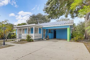 Walk to Shops & Dining: Downtown Stuart Home!