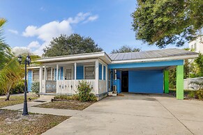 Walk to Shops & Dining: Downtown Stuart Home!