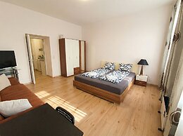 Only 15 Min to Center - Comfortable 1BR Apartment with TV & WIFI