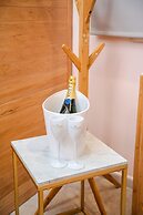 Roses Suite & Apartments