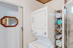 1BR Dog-friendly Lakefront Cabin w/ Canoes
