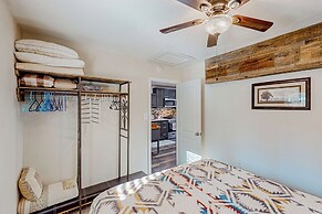 1BR Dog-friendly Lakefront Cabin w/ Canoes
