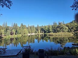 1BR Dog-friendly Lakefront Cabin w/ Canoes