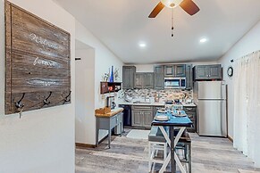 1BR Dog-friendly Lakefront Cabin w/ Canoes