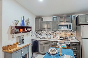 1BR Dog-friendly Lakefront Cabin w/ Canoes