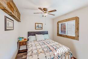 1BR Dog-friendly Lakefront Cabin w/ Canoes