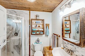 1BR Dog-friendly Lakefront Cabin w/ Canoes