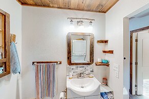 1BR Dog-friendly Lakefront Cabin w/ Canoes
