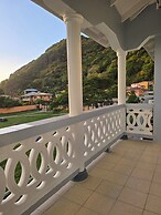 Upstairs Apartment with Piton View