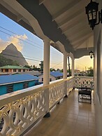 Upstairs Apartment with Piton View