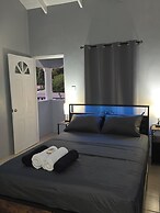 Upstairs Apartment with Piton View
