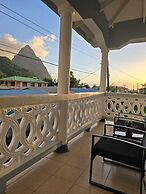 Upstairs Apartment with Piton View