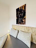 Stylish 3BR Apt Outdoor Space Sleeps 8