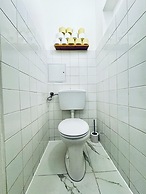 Stylish 3BR Apt Outdoor Space Sleeps 8